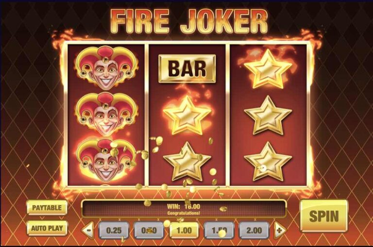 Premio en Fire Joker con tres Jokers apilados en el primer rodillo, estrellas en los otros dos y monedas cayendo sobre el tablero