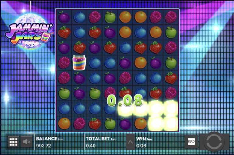 Un tarro de mermelada Wild en la cuadrícula de Jammin' Jars mientras un grupo de frutas se ilumina y paga 0,08