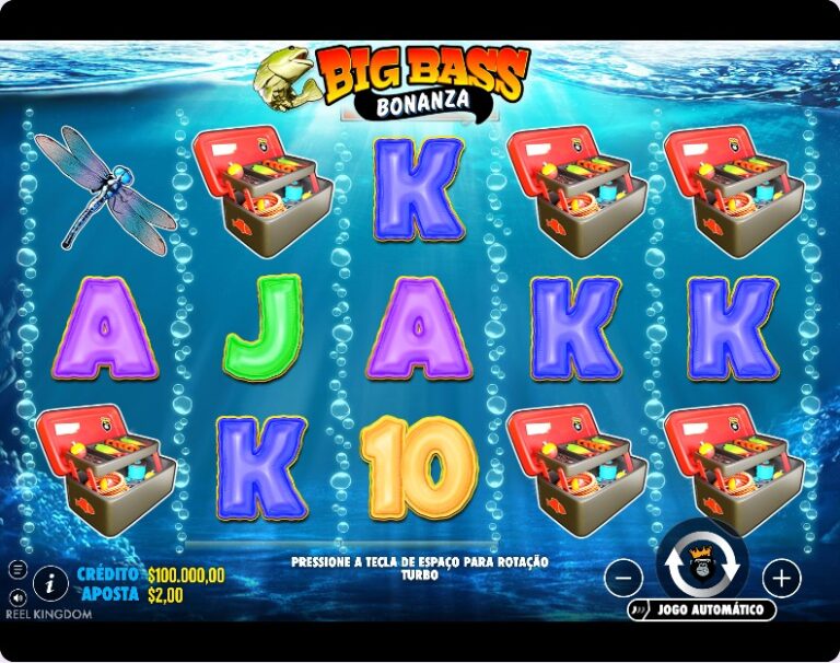 Jogo base da Big Bass Bonanza com caixas de apetrechos, uma libélula e letras sobre o fundo do lago, com o logótipo da Reel Kingdom no canto