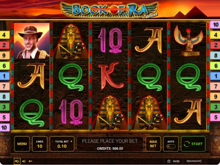 Jogo base da Book of Ra Deluxe com o explorador, o faraó e o deus com cabeça de ave entre letras, dez linhas ativas e uma aposta total de 0,10