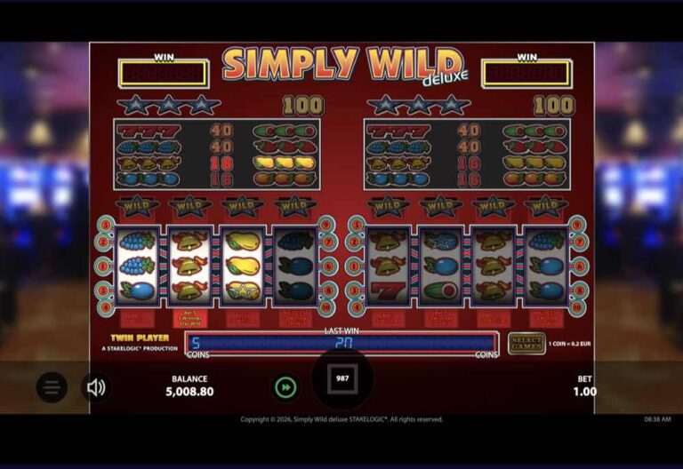 Tablero de Simply Wild Deluxe con la tabla de pagos sobre los carretes y las estrellas comodín