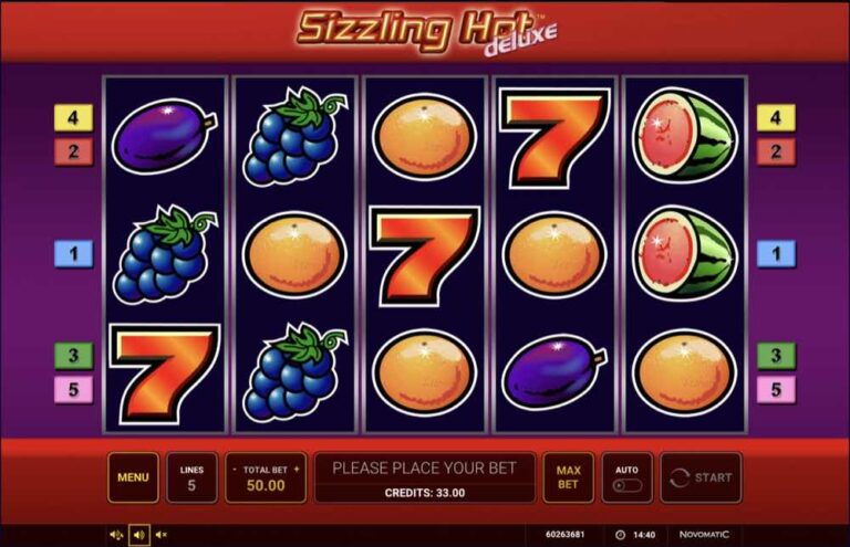 Rodillos de Sizzling Hot Deluxe con tres sietes rojos repartidos por el tablero junto a uvas, naranjas, sandías y una ciruela, sin premio en la tirada