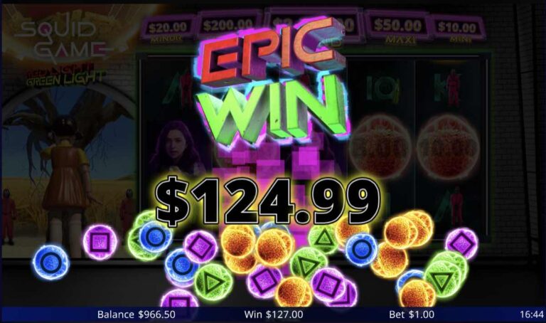 Pantalla de Epic Win en Squid Game: Red Light, Green Light con un premio de 124,99 dólares entre orbes con las formas de la serie
