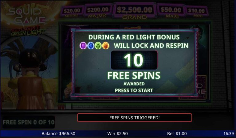 Pantalla de diez tiradas gratis concedidas en Squid Game: Red Light, Green Light, con el aviso de que las huchas se bloquean y regiran durante el Red Light Bonus