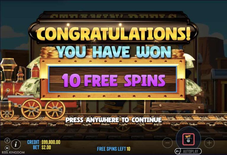 Pantalla de Steamin' Reels anunciando diez tiradas gratis ganadas, con la locomotora asomando tras el cartel de madera