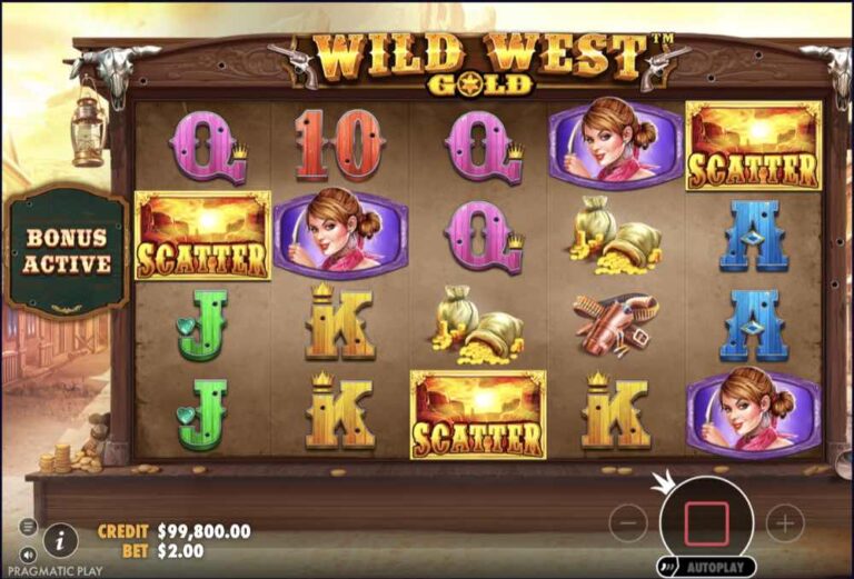 Juego base de Wild West Gold con tres Scatter en los rodillos uno, tres y cinco, la forajida en los rodillos y el aviso de bonificación activa